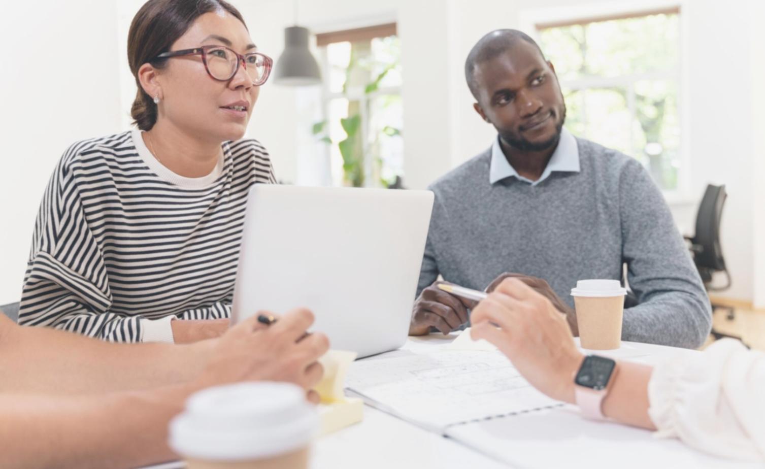 Moderne Büroumgebung mit digitalen Arbeitsplätzen